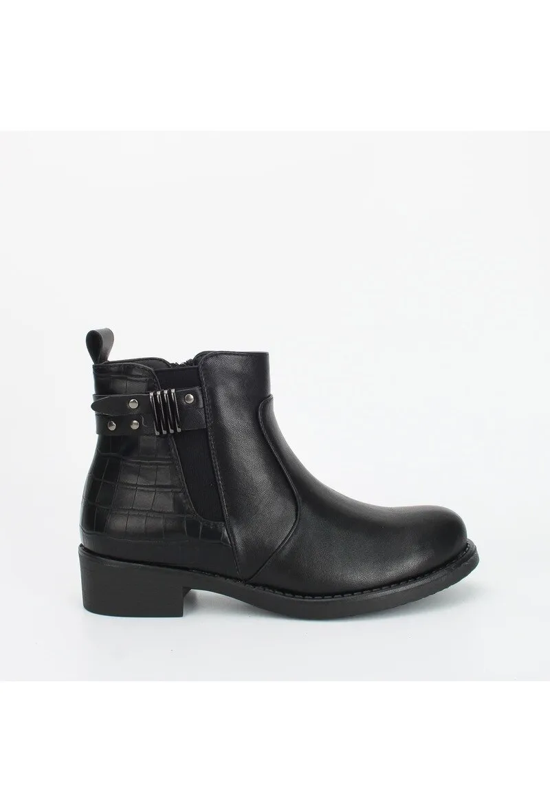 Flat ankle boots