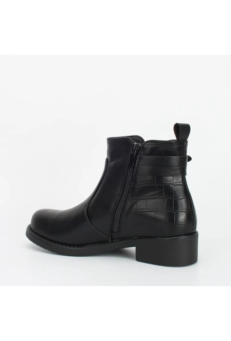 Flat ankle boots