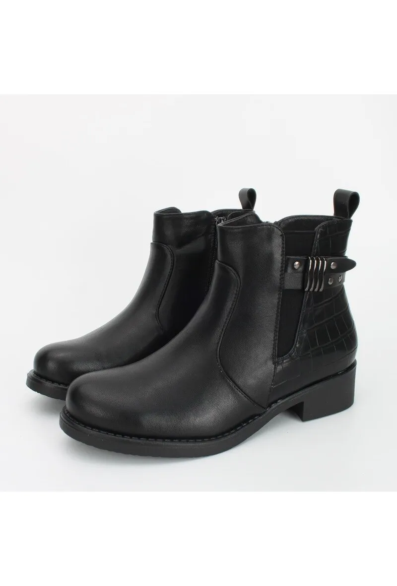 Flat ankle boots