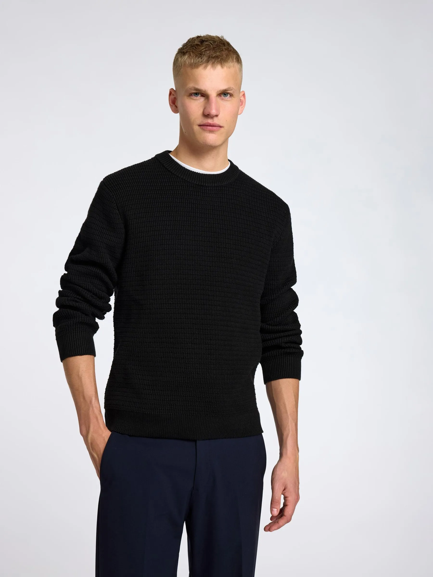 TEXTURIERTER PULLOVER MIT RUNDHALSAUSSCHNITT