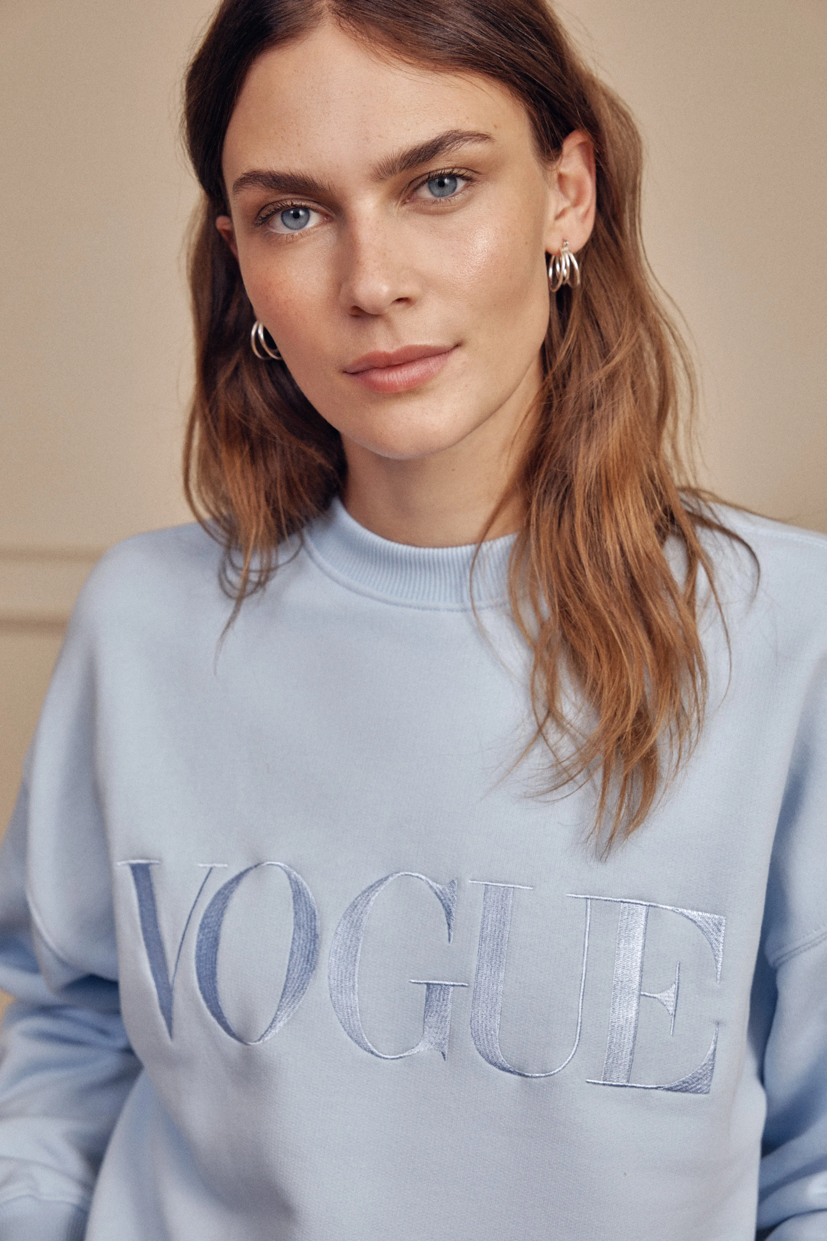 VOGUE Sweatshirt Hellblau mit Logo-Stickerei